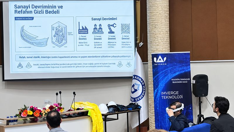 Polimer Atölyesi’nde sunum sırasında Imverge standında VR başlığıyla uygulamayı deneyen katılımcı.